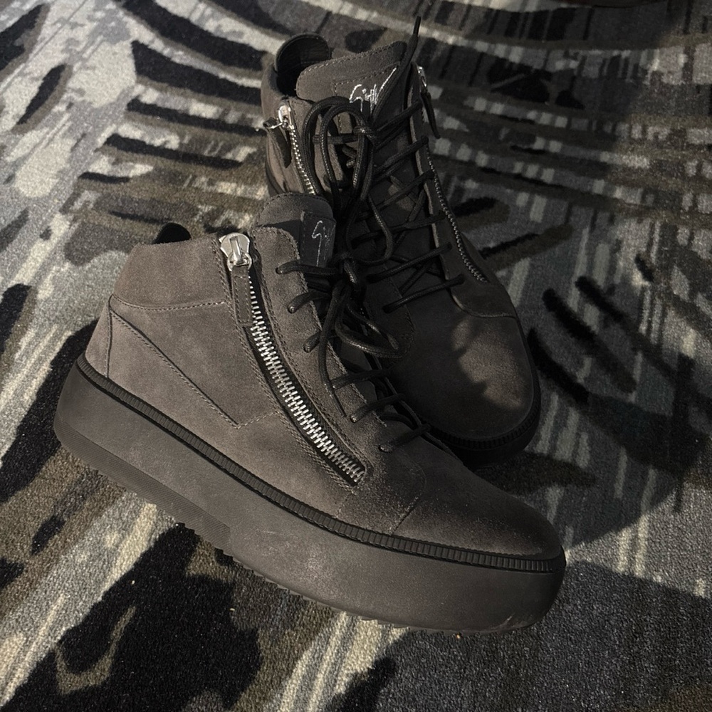 Giuseppe Zanotti Men's Gray Suede Chukka Boots with Side Zipper